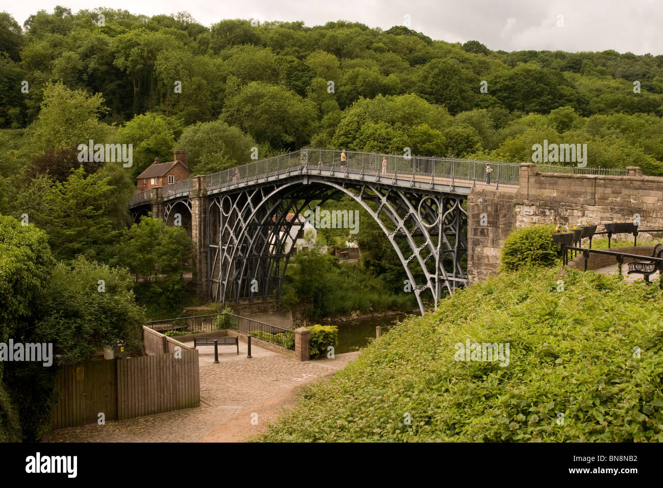 L'Ironbridge costruito da Abraham Darby III oltre il fiume Severn a Ironbridge Telford Shropshire West Midlands England Foto Stock