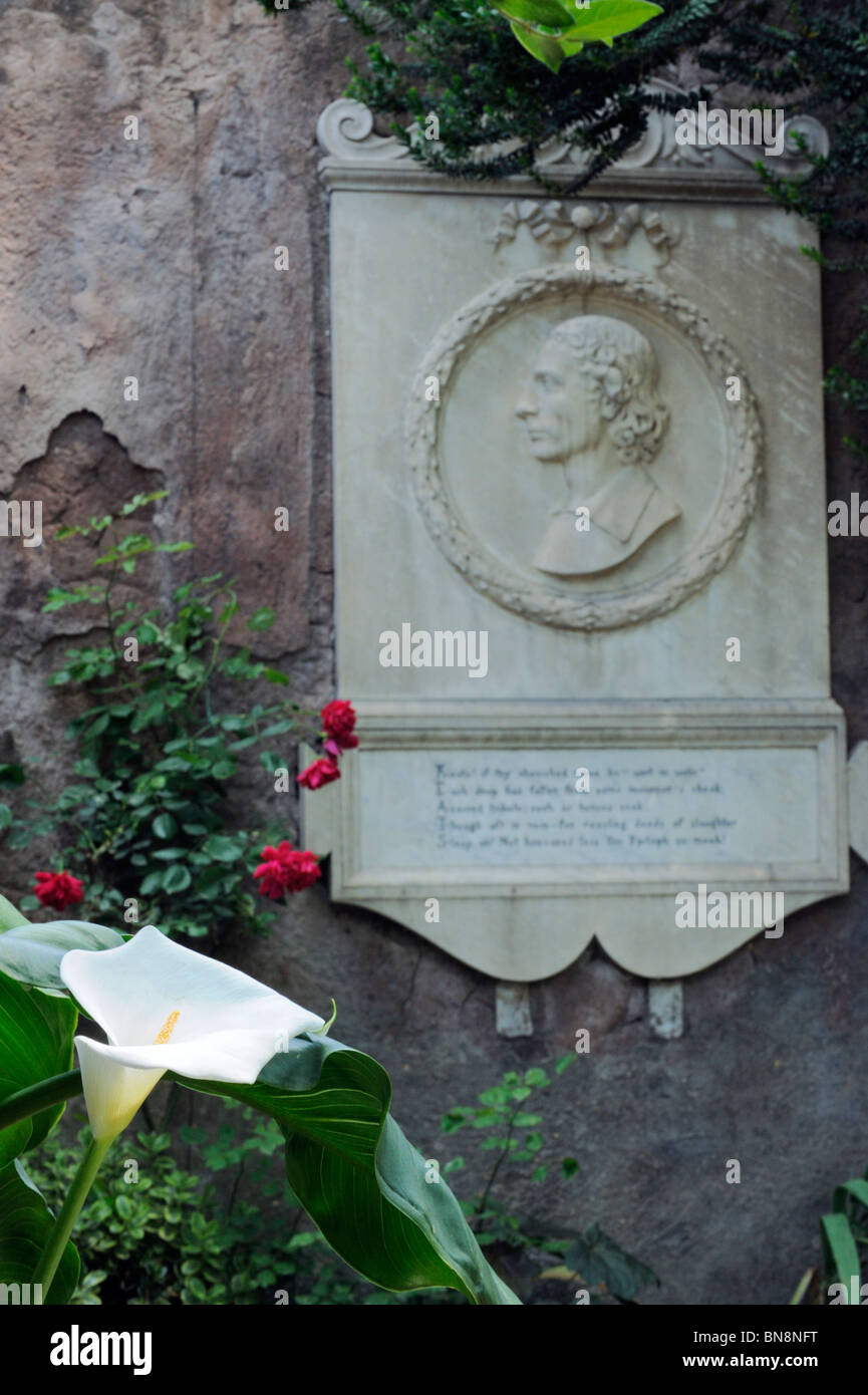 Una pace fioritura del giglio accanto al luogo di sepoltura di John Keats al Cimitero degli Inglesi a Roma, Italia Foto Stock