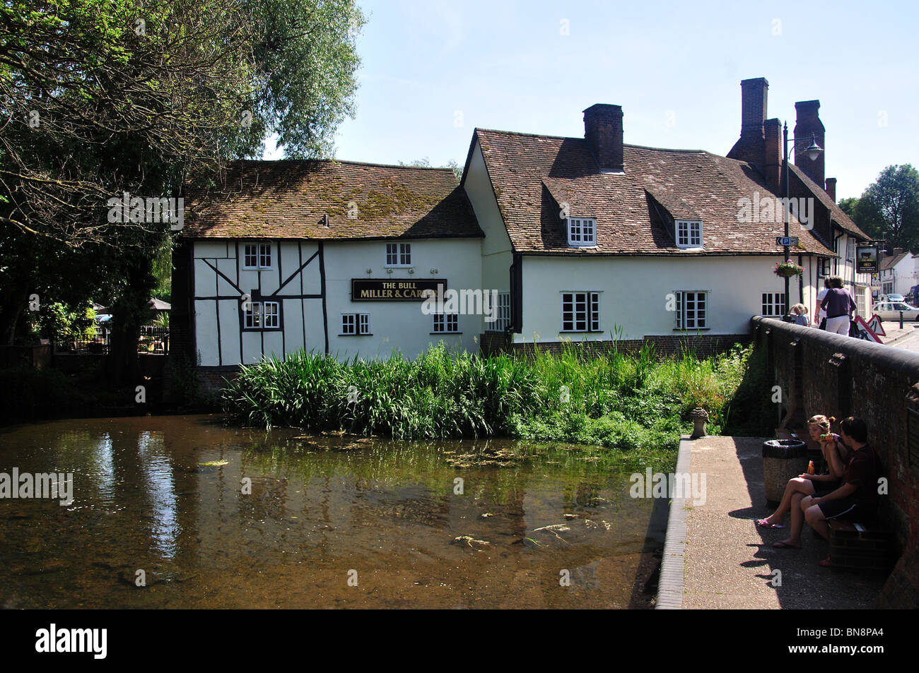 Il Toro Public House e stagno, High Street, Wheathampstead, Hertfordshire, England, Regno Unito Foto Stock