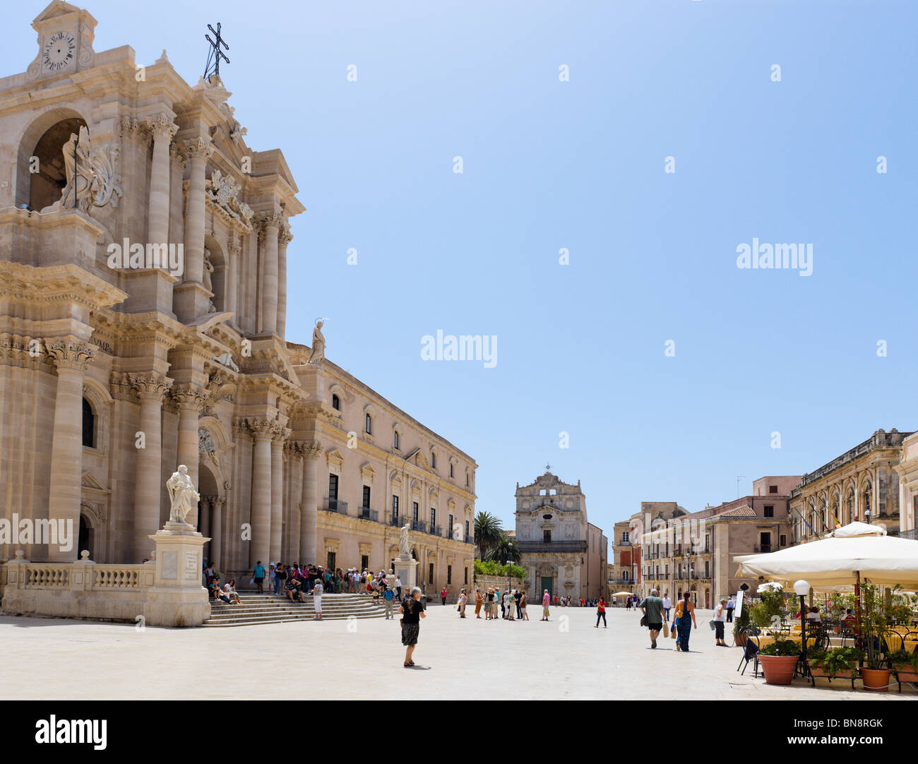 Piazza del Duomo con la cattedrale sulla sinistra, Ortigia, Siracusa (Siracusa), Sicilia, Italia Foto Stock