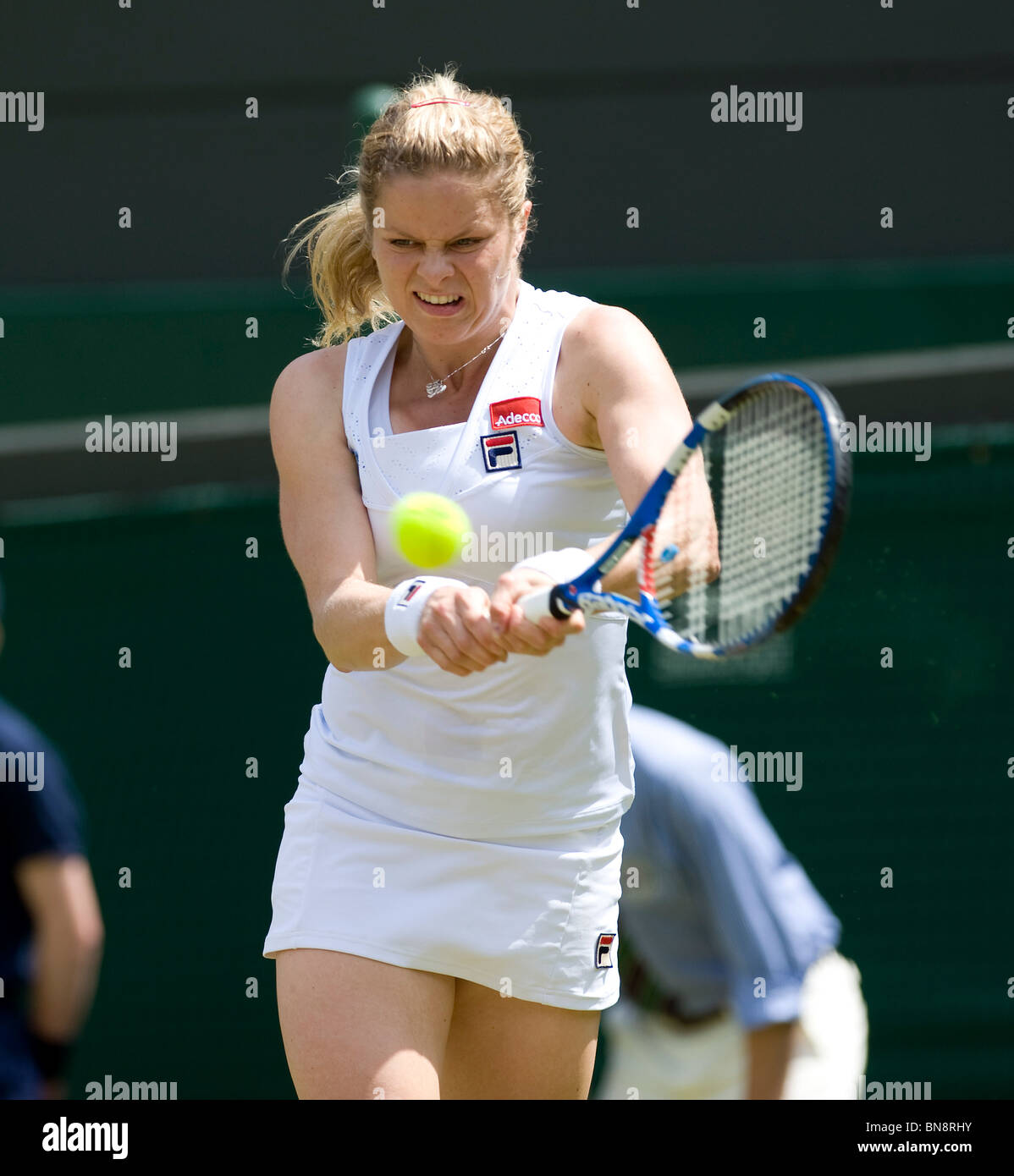 Kim Clijsters (BEL) in azione durante il torneo di Wimbledon Tennis Championships 2010 Foto Stock