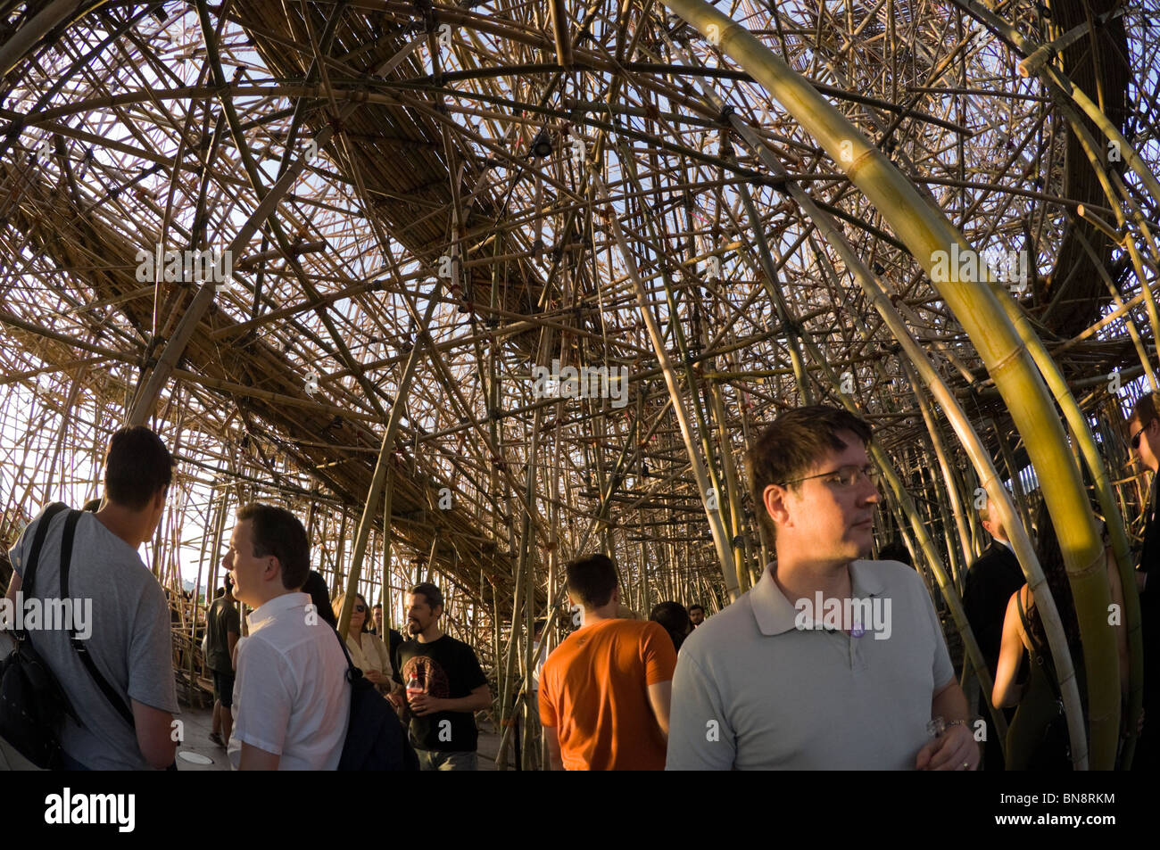 "Big Bambu: non è possibile, non è e non sarà smettere di' da Mike e Doug Starn al Metropolitan Museum of Art di New York Foto Stock