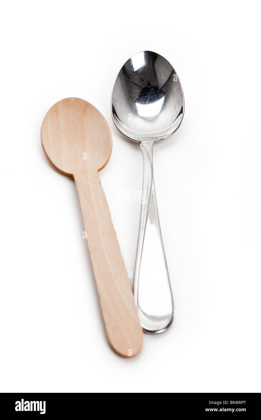Il cucchiaio di legno con sfondo bianco Foto Stock