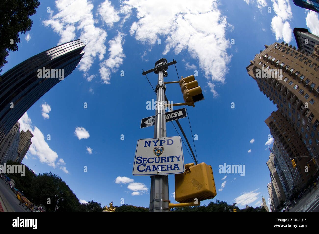 Un NYPD telecamera di sorveglianza a Columbus Circle a New York il 2 luglio 2010. (© Francesca M. Roberts) Foto Stock