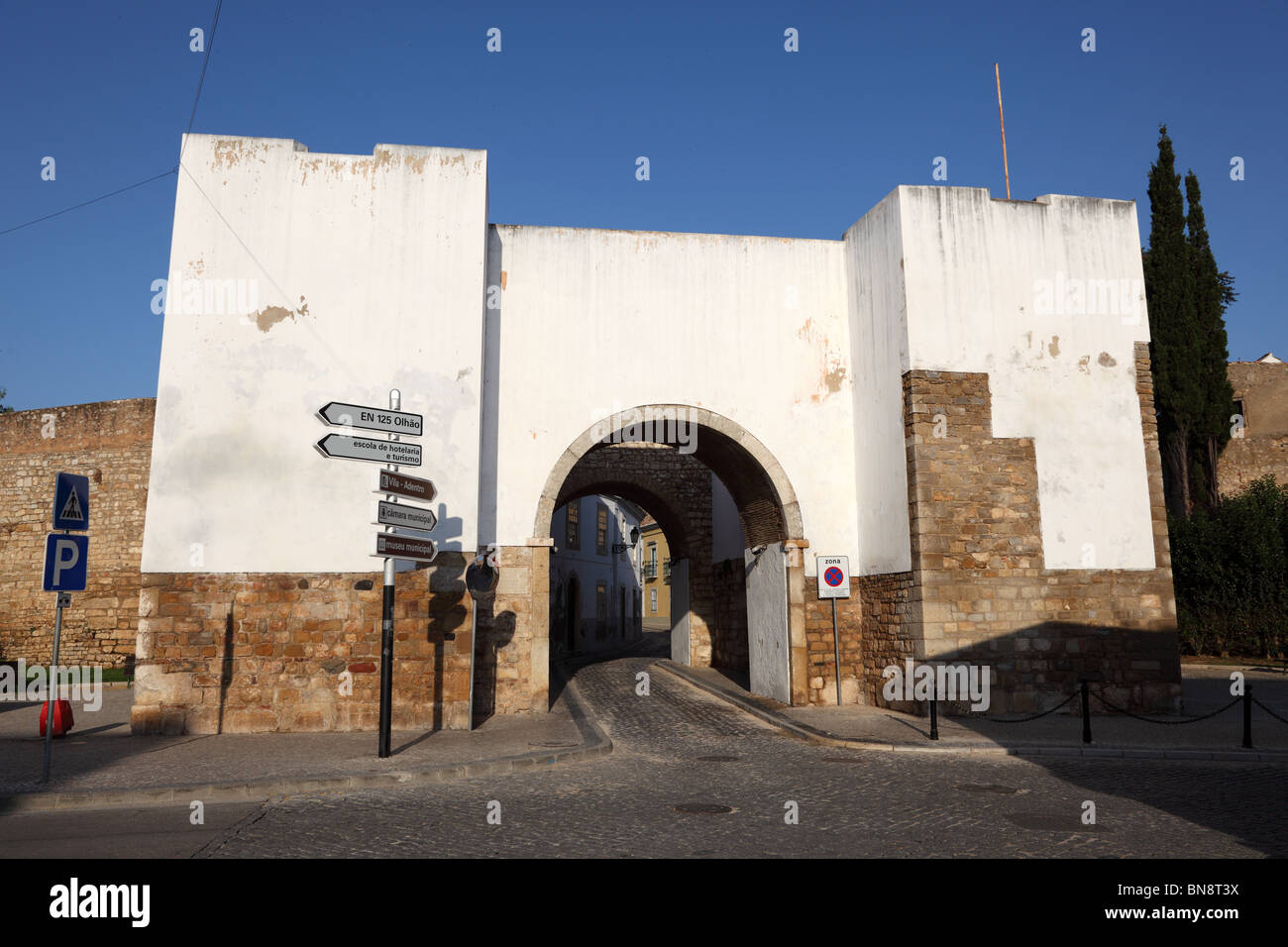 Porta alla città vecchia di Faro Algarve Portogallo Foto Stock