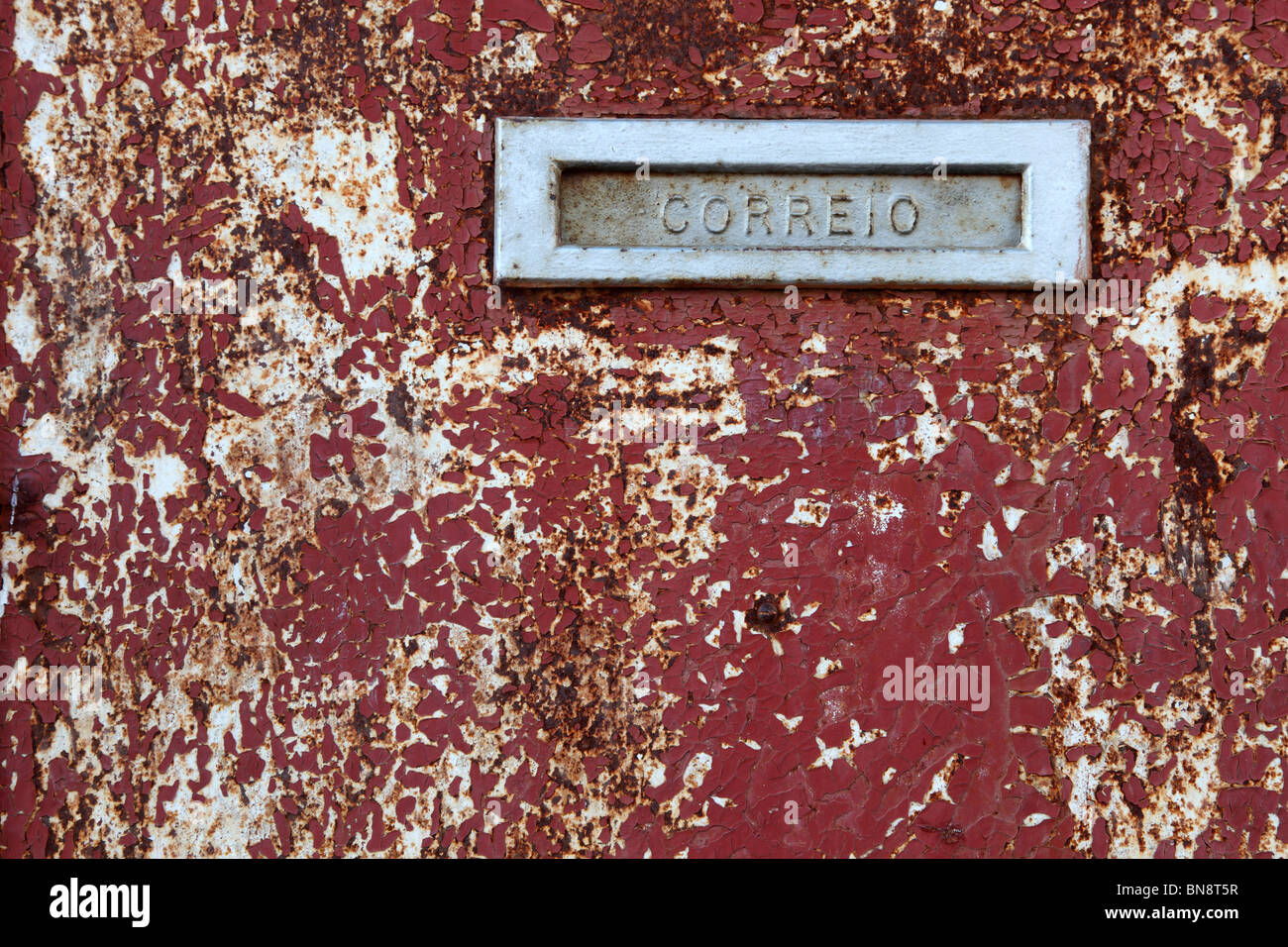 Casella di posta elettronica slot sul vecchio grungy porta in Portogallo Foto Stock