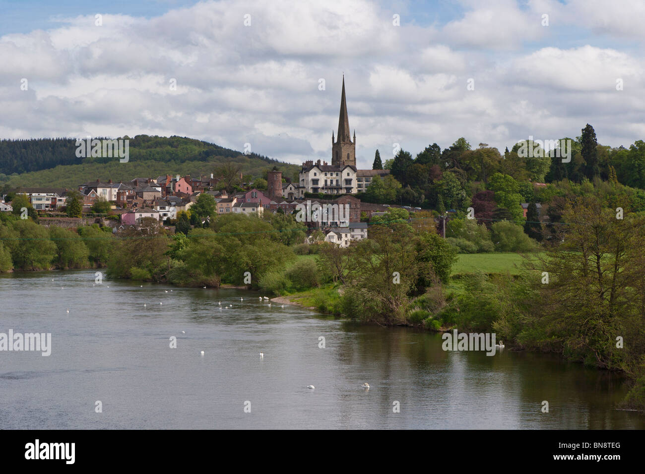 Ross-on-Wye Herefordshire con il fiume Wye in primo piano Foto Stock