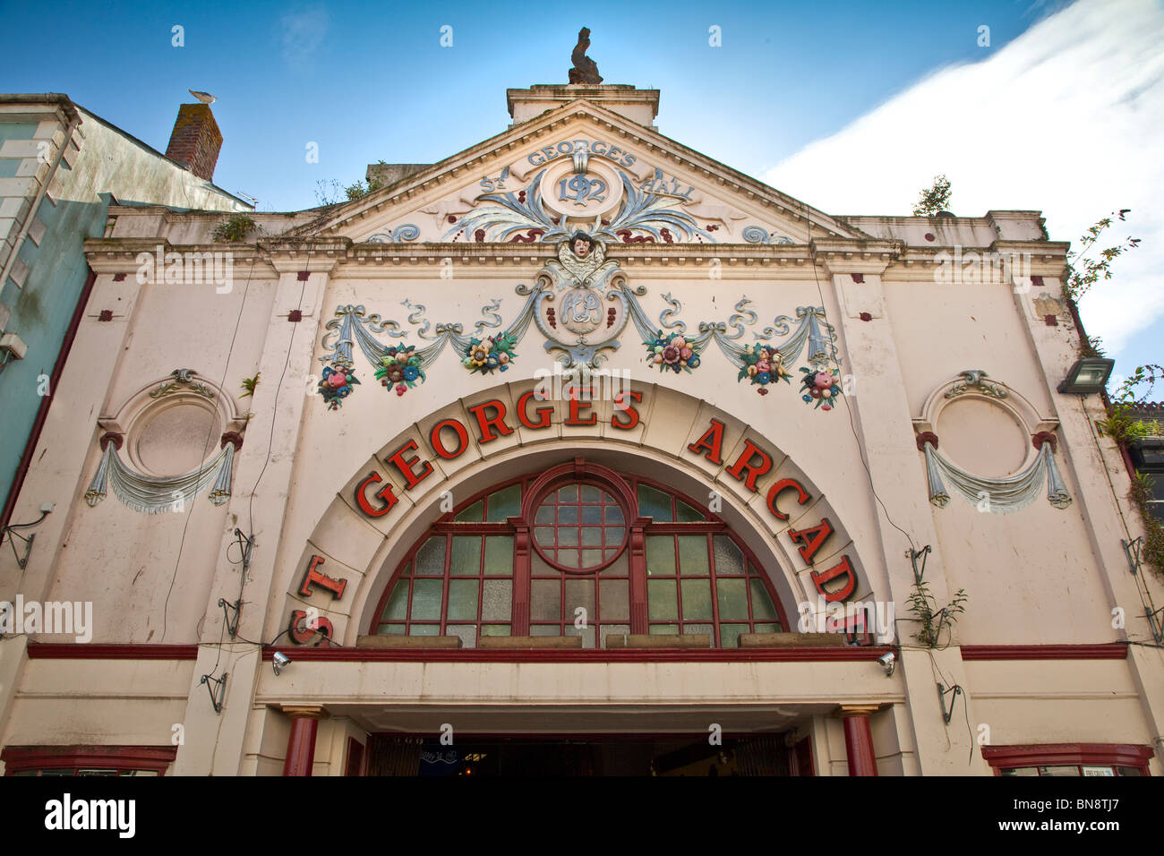 Saint Georges facciata Arcade, Falmouth, Cornwall Foto Stock