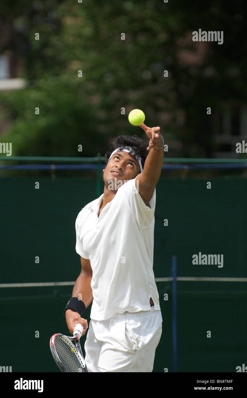 Ashwin Kumar serve al torneo Aegon presso la Northern Tennis Club, Didsbury, Manchester, Inghilterra, Regno Unito Foto Stock