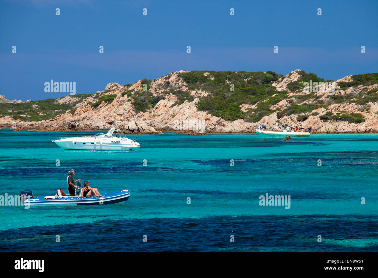 I turisti in barca sull'isola di Budelli, parte dell'Arcipelago di La Maddalena in Sardegna Foto Stock