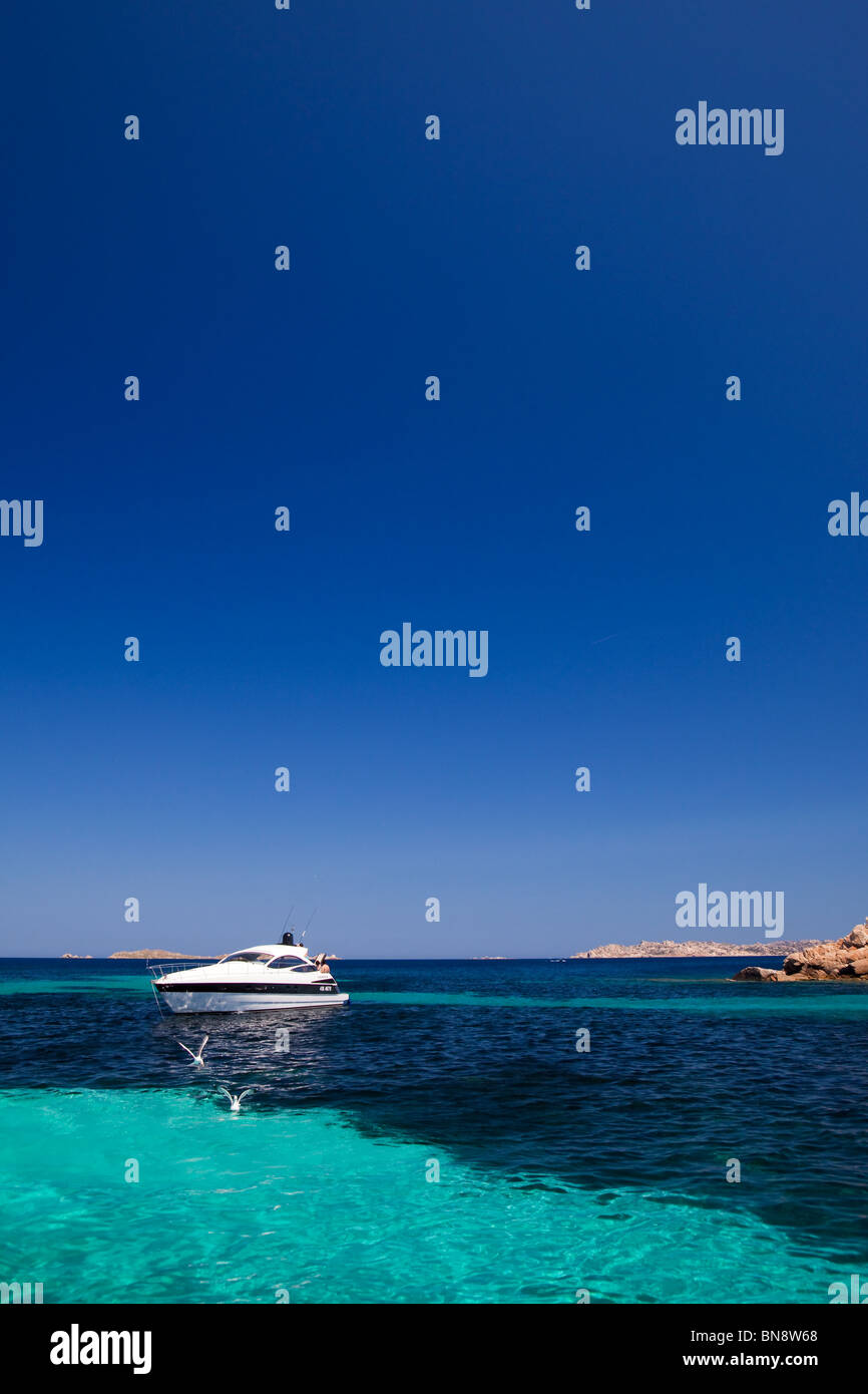 Una barca off l'isola di Budelli, parte dell'Arcipelago di La Maddalena in Sardegna Foto Stock