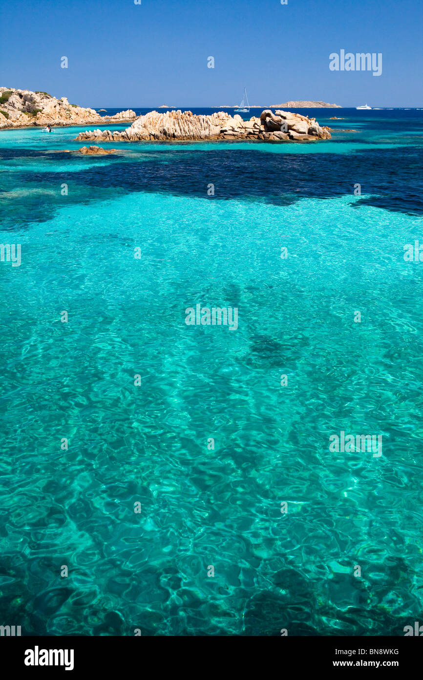 La costa dell'isola di Budelli, parte dell'Arcipelago di La Maddalena in Sardegna Foto Stock