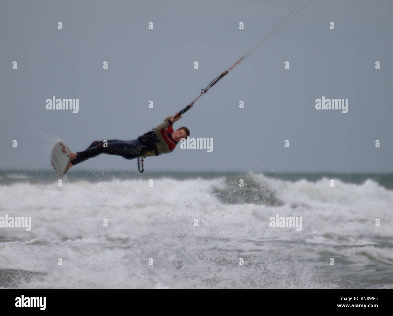 Kite surfer in azione, Devon, Regno Unito Foto Stock