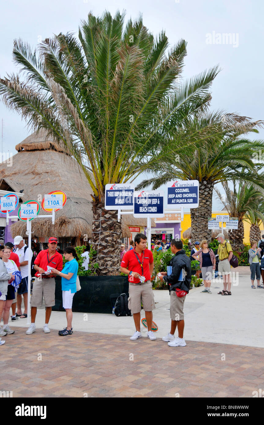 I passeggeri provenienti dalla Caribbean Cruise Ship attendere per escursioni in Puerta Maya e Cozumel Messico Foto Stock