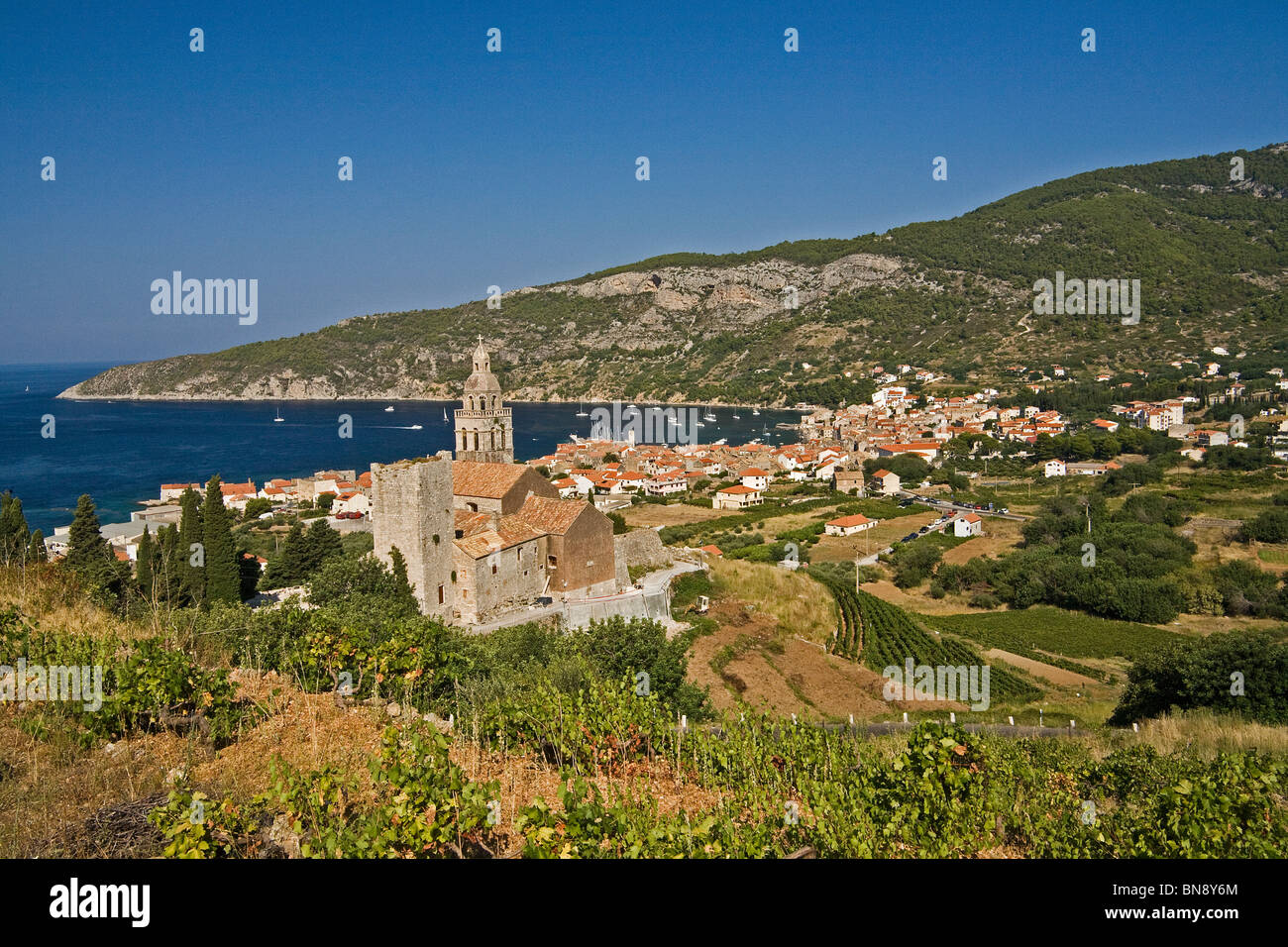 Il monastero benedettino di San Nicola, circondato da vigneti, su di una collina sopra Komiza sull'isola (otok) di Vis, Croazia. Foto Stock