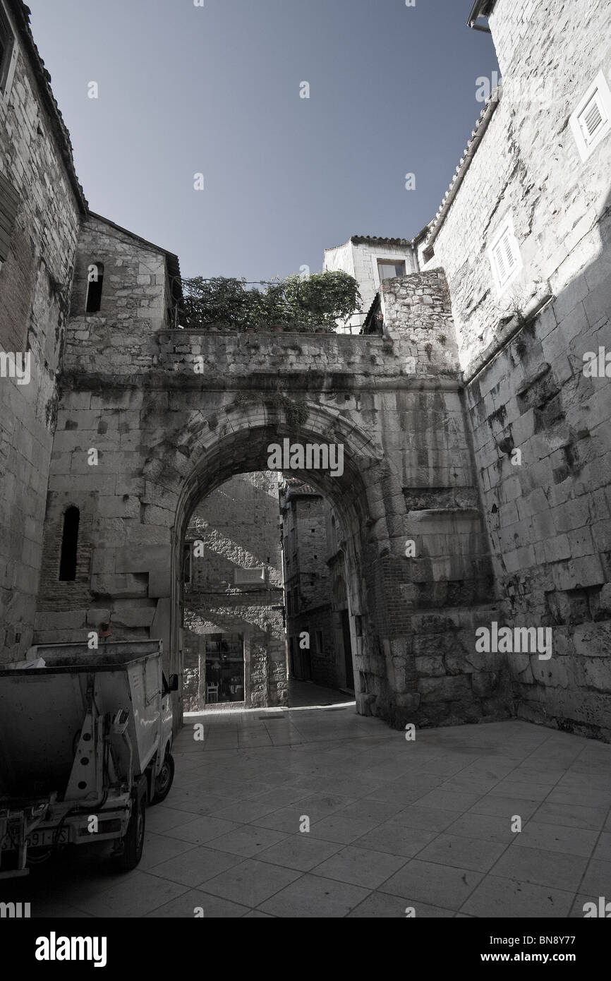 Una delle principali porte immettendo le antiche rovine romane del palazzo di Diocleziano a Split, Croazia. Foto Stock