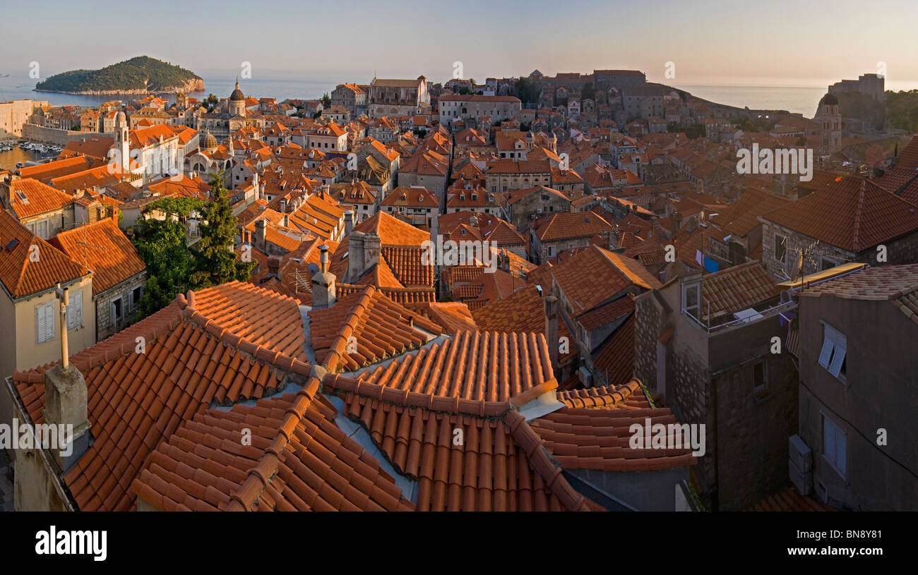 I tetti di tegole rosse e sullo skyline di Dubrovnik, Croazia. Foto Stock