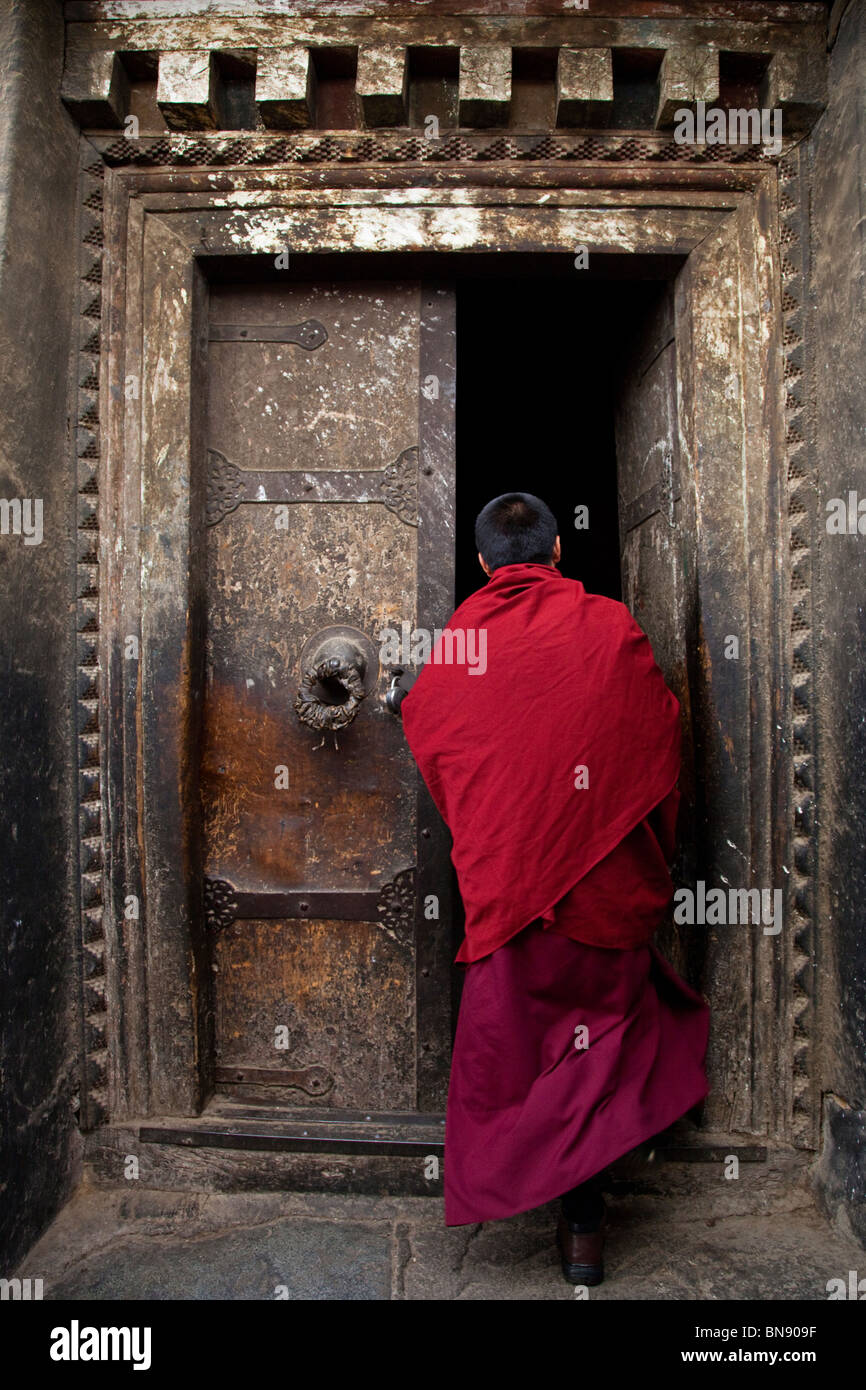 Monaco in una porta al monastero di Sera a Lhasa, in Tibet Foto Stock