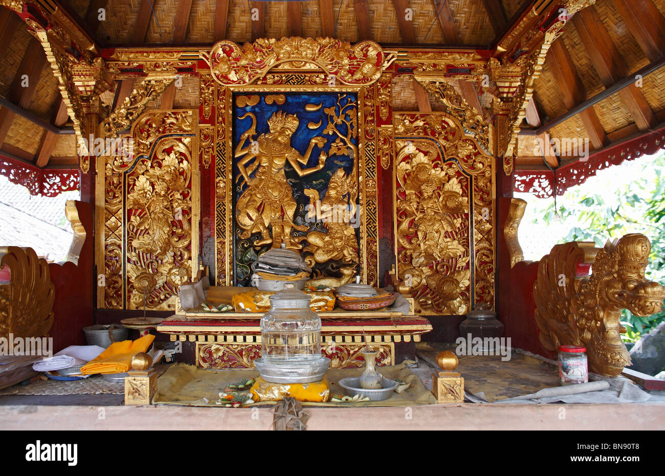 Un bellissimo oro parete coperta carving dietro un altare. Pura Penataran Sasih tempio in Pejeng village, nei pressi di Ubud, Bali. Foto Stock