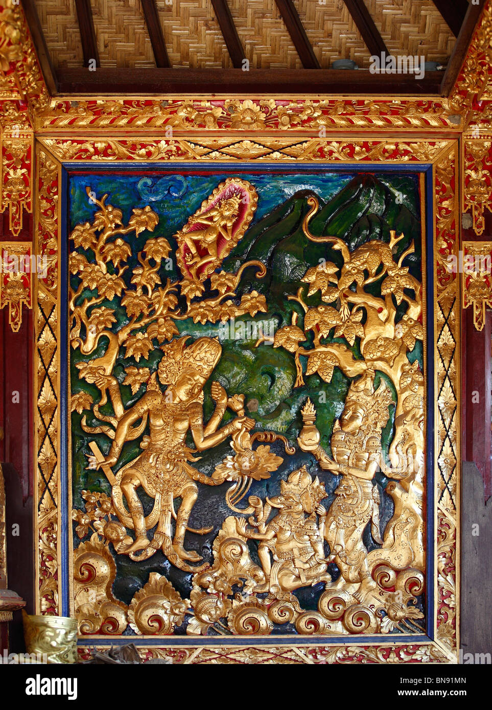 Oro parete coperta carving dietro un altare. Pura Penataran Sasih tempio in Pejeng village, nei pressi di Ubud, Bali. Foto Stock