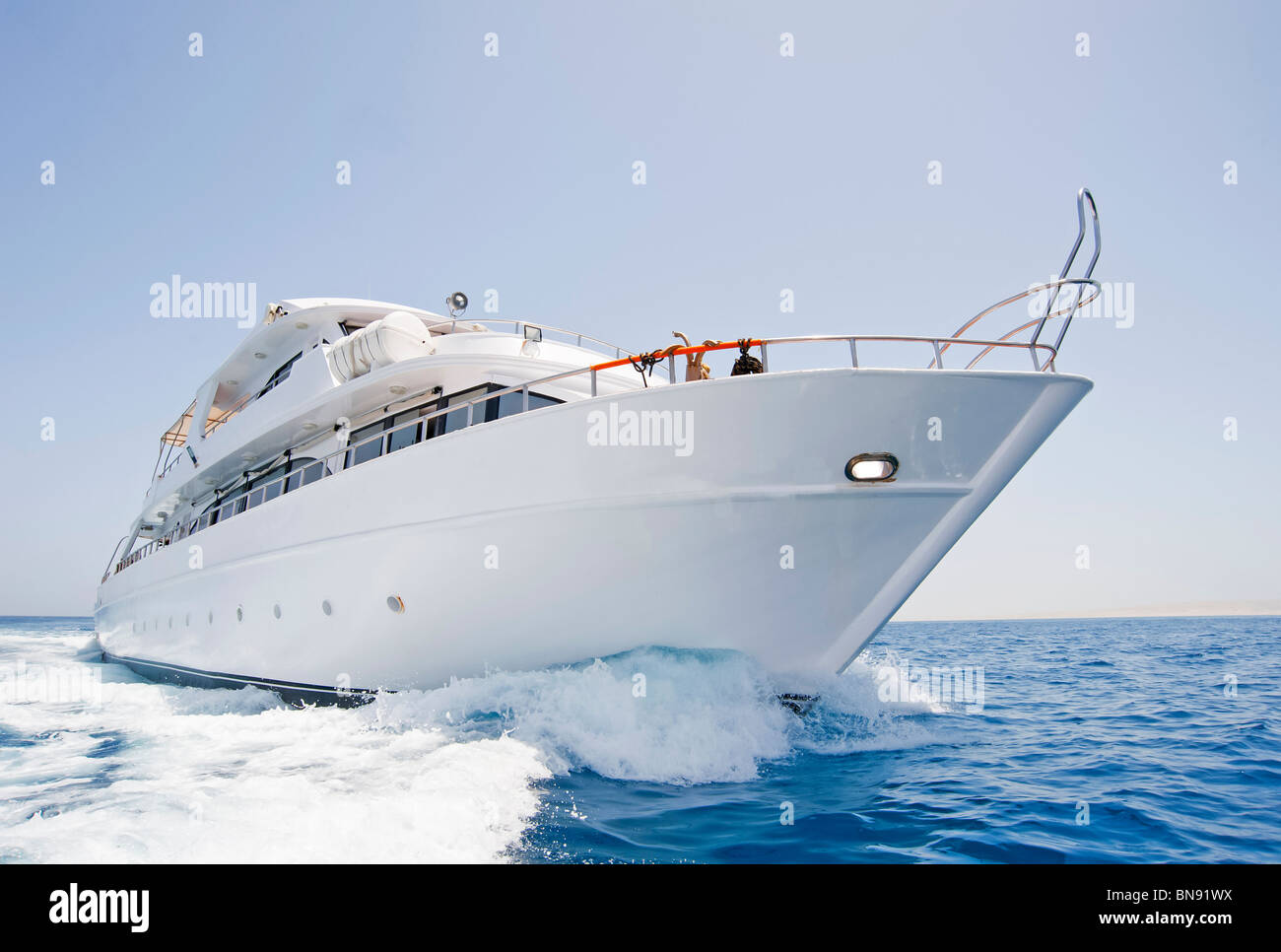 Un privato grande yacht a motore in modo fuori in mare Foto stock - Alamy