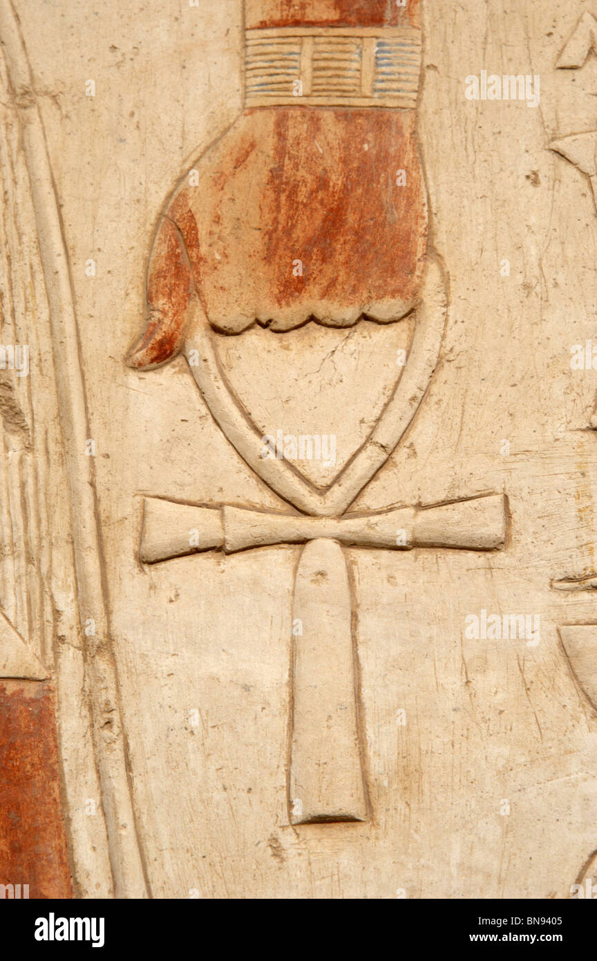Rilievo raffigurante una mano con un ankh o crux ansata. Tempio di Hatshepsut. Xviii dinastia. Nuovo Regno. L'Egitto. Foto Stock