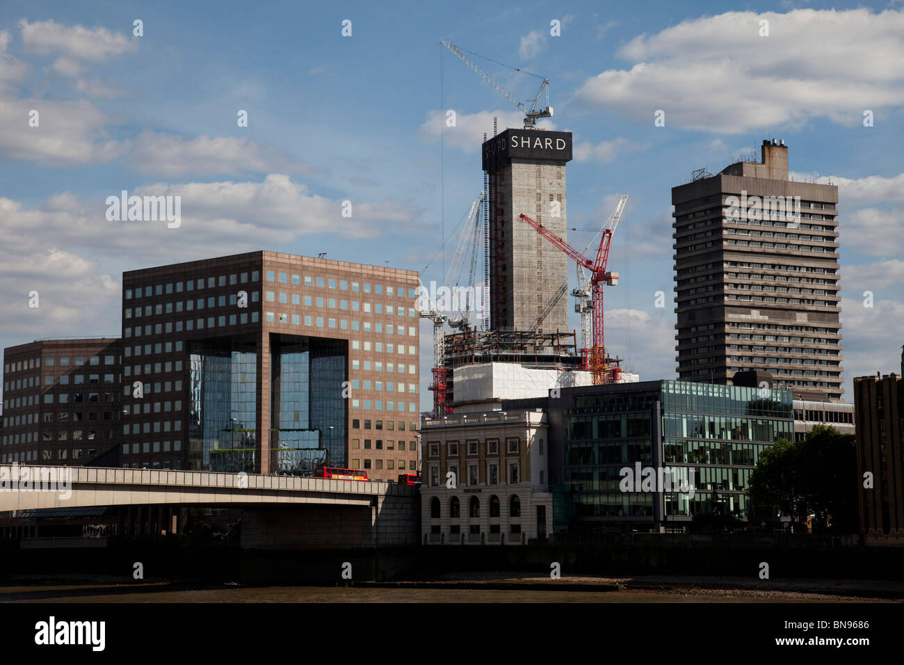 In corso di realizzazione a Londra il più recente grattacielo pianificata, il coccio (aka il frammento di vetro). Foto Stock