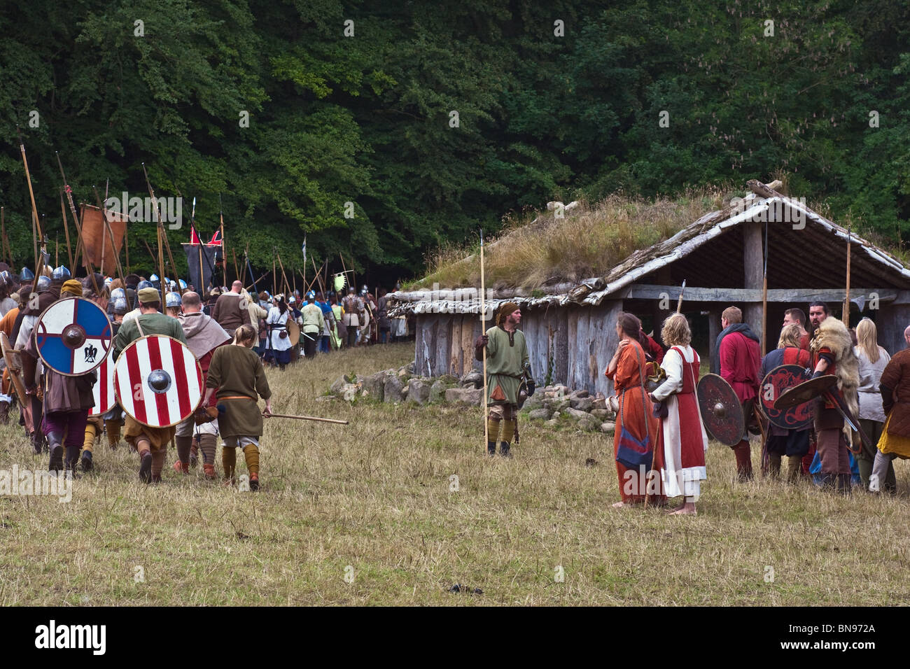 Moesgaard, Danimarca 2009. Viking battle, superstiti di lasciare il campo di battaglia. Posizione orizzontale Foto Stock
