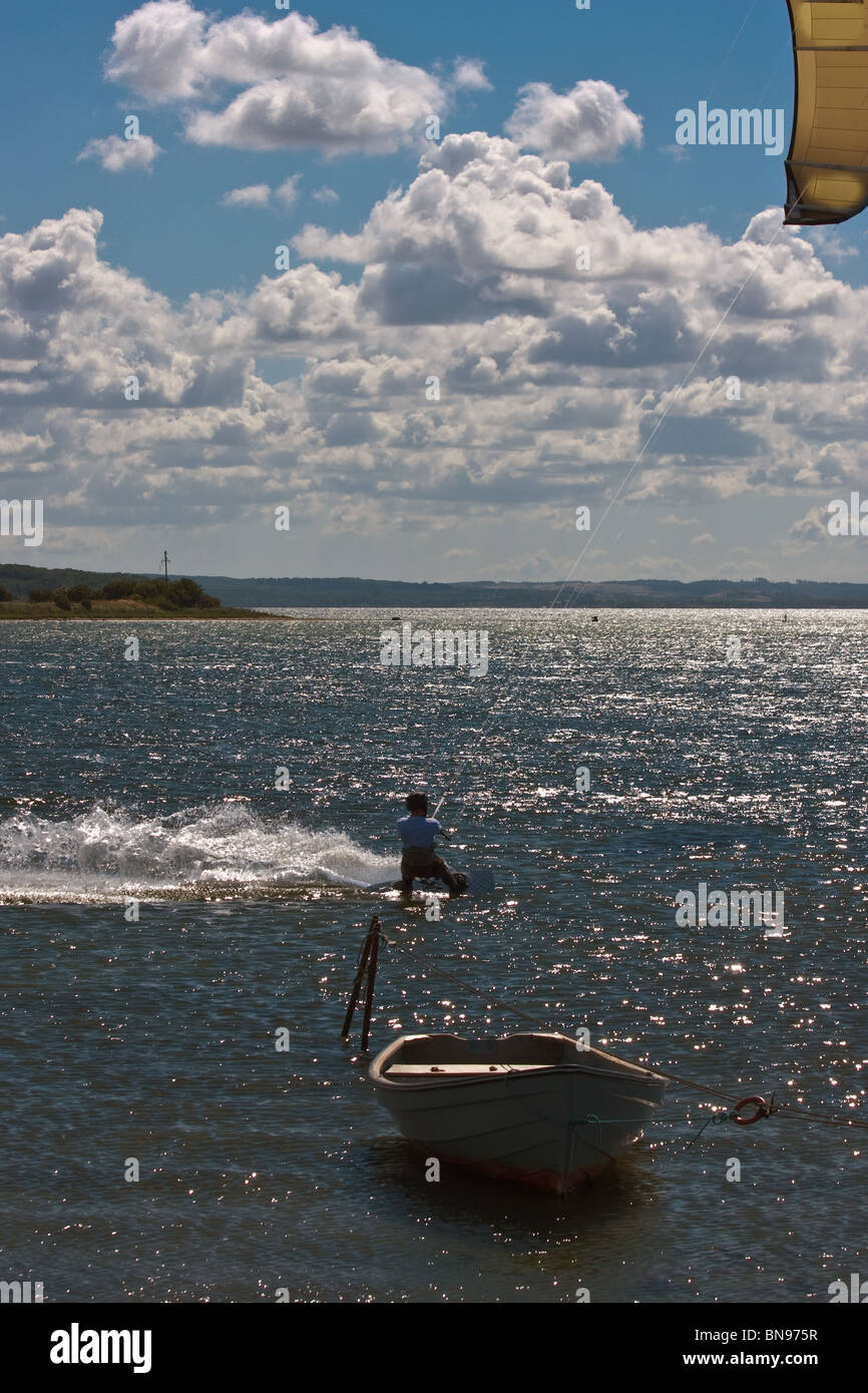Alta velocità kite surfing su Helnaes, Danimarca. Posizione orizzontale Foto Stock