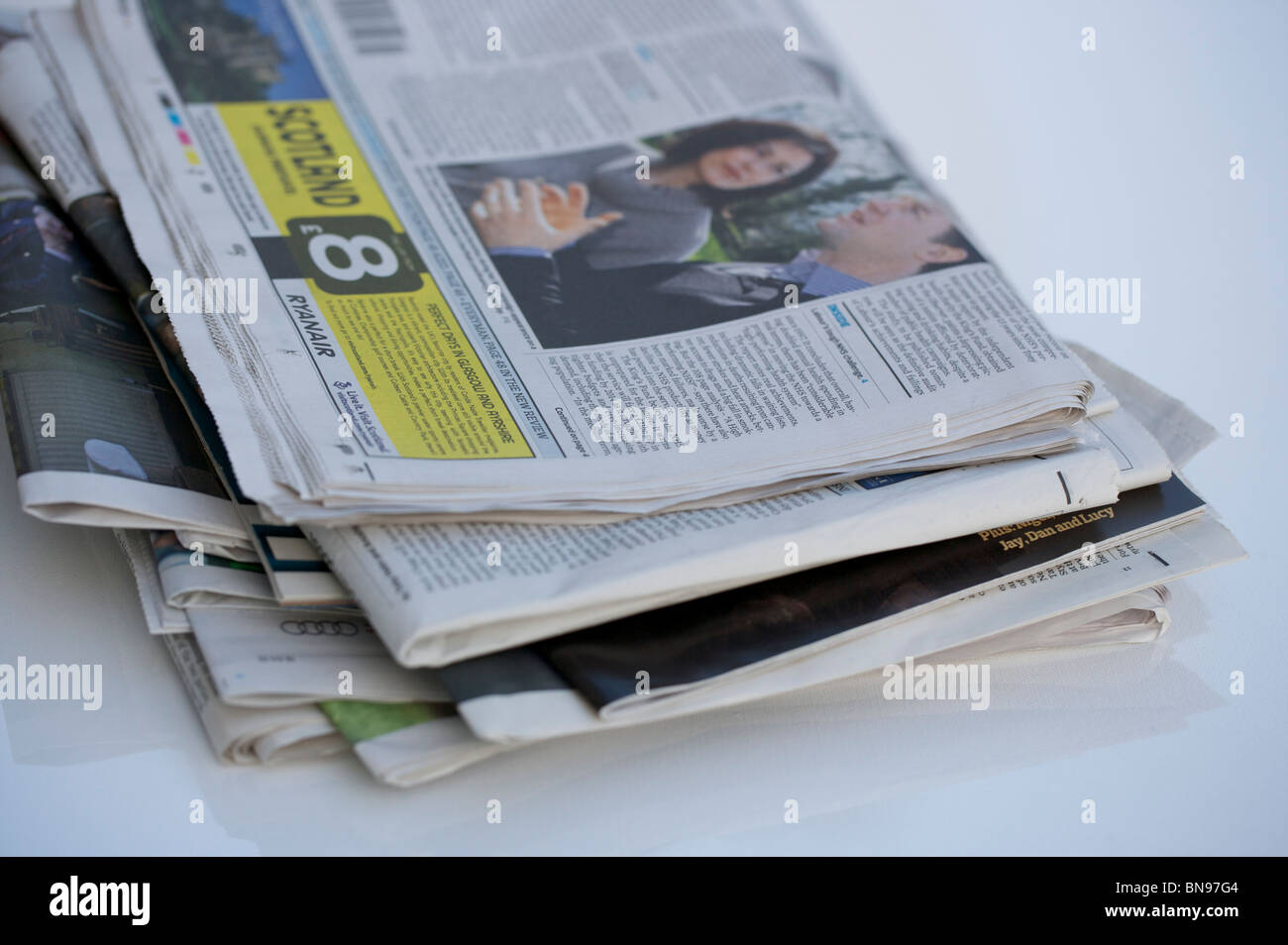 Close up di un mucchio di giornali britannici Foto Stock