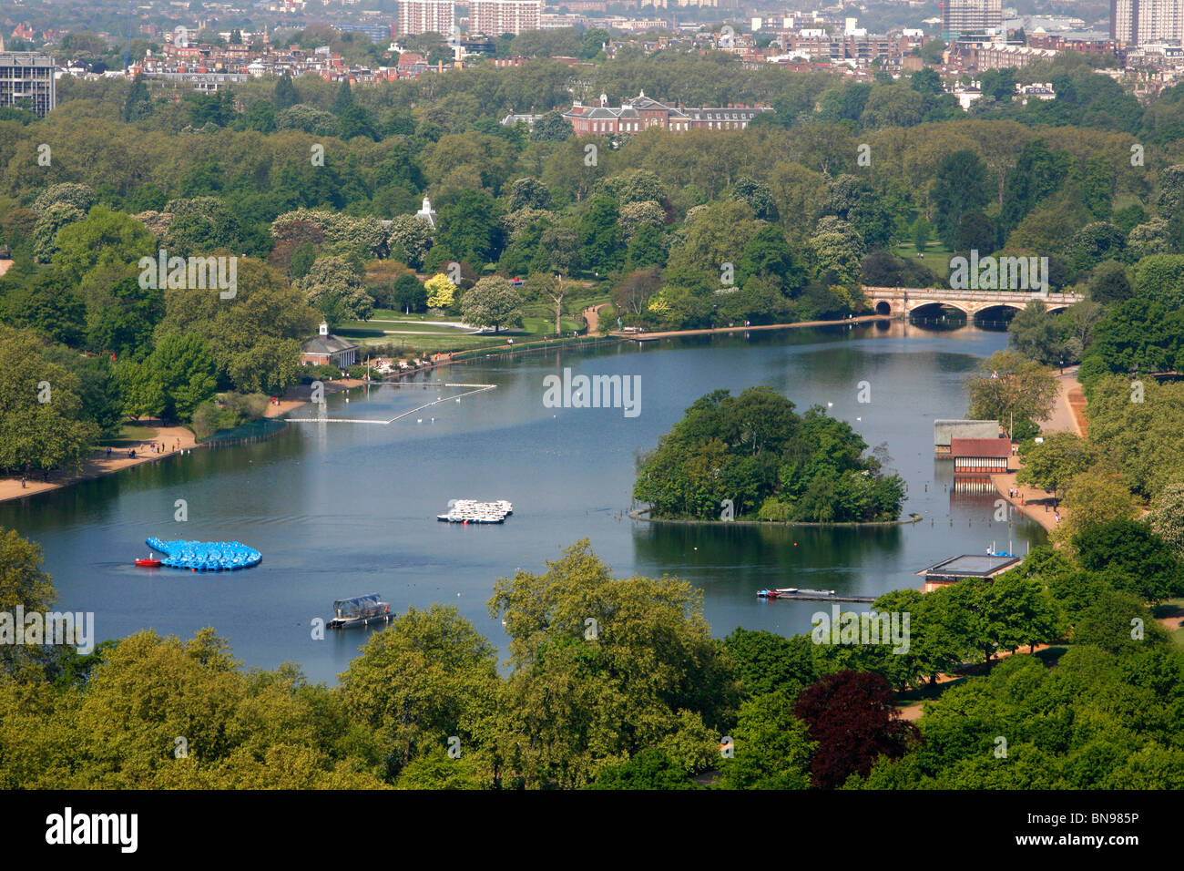 Vista in elevazione della serpentina lago nel centro di Hyde Park, London, Regno Unito Foto Stock