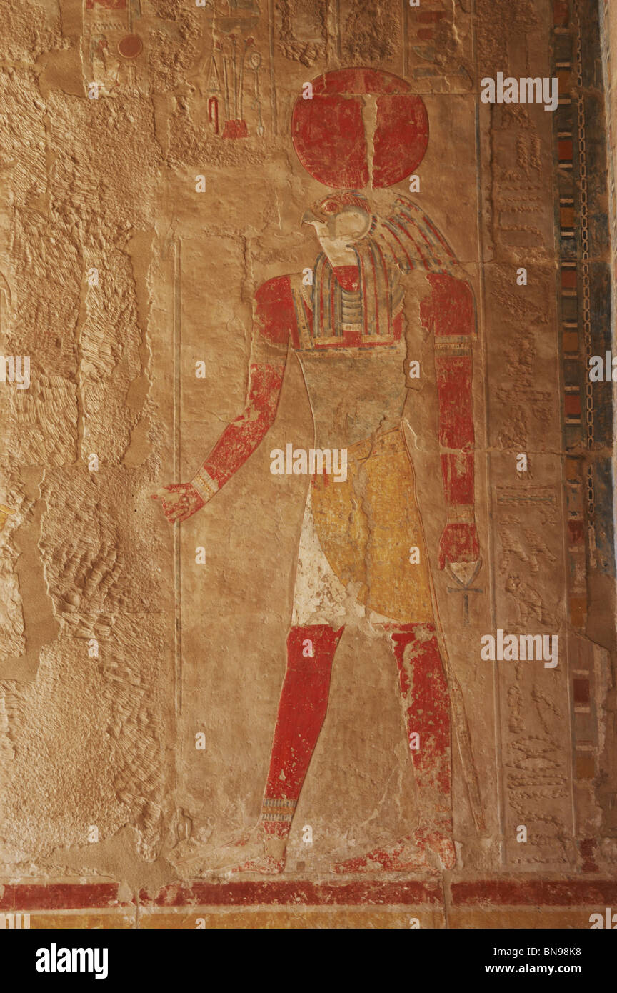 Rilievo policromo di Ra, dio Sole. Tempio di Hatshepsut. Nuovo Regno. Xviii dinastia. Egitto Foto Stock