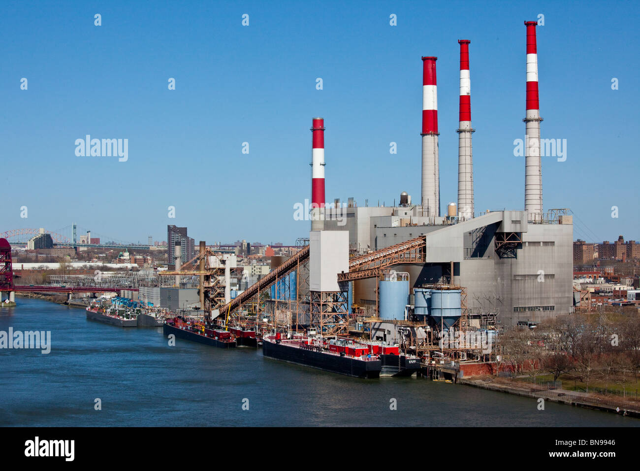 Sottostazione elettrica centrale elettrica su Randall's Island in New York City Foto Stock