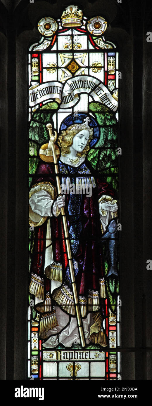 Dettaglio da una vetrata di Percy Bacon & Brothers raffigurante l'Arcangelo Raffaello; Chiesa Parrocchiale Egloskerry, Cornovaglia (1906) Foto Stock