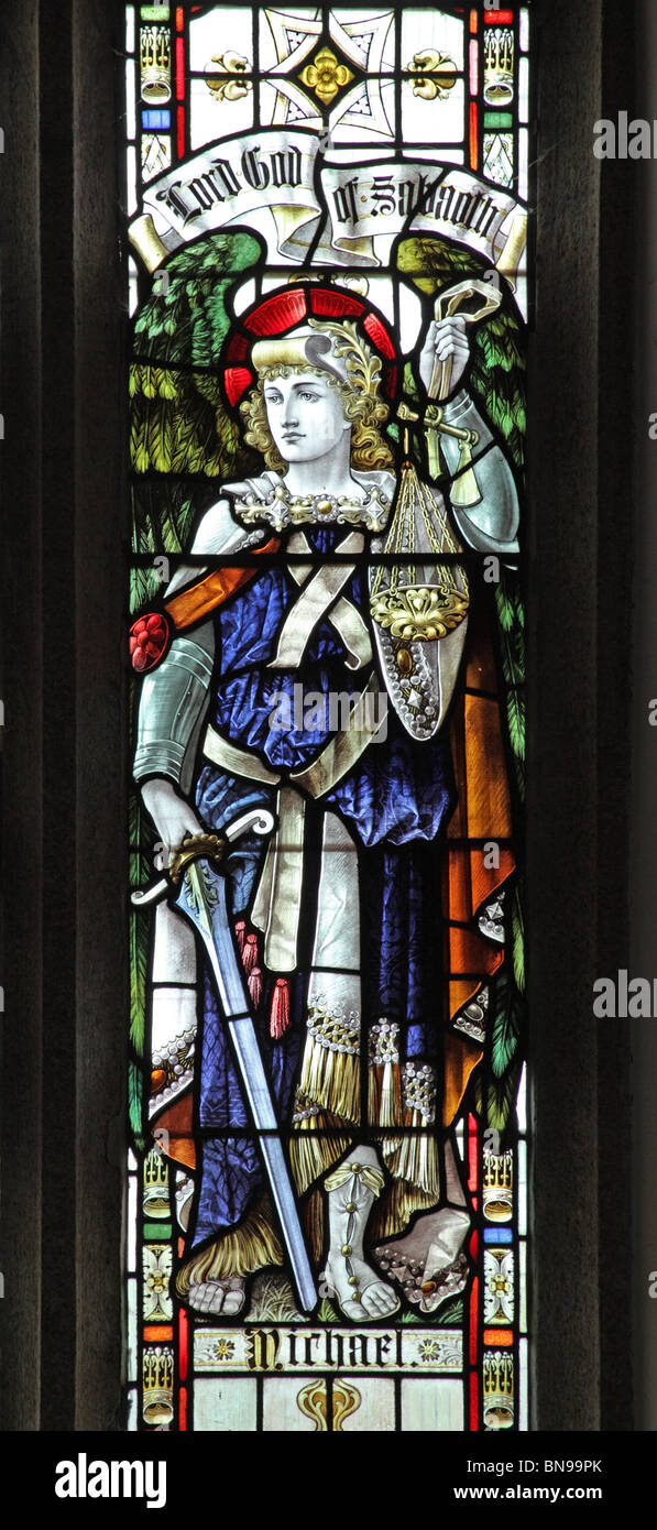 Dettaglio da una vetrata di Percy Bacon & Brothers raffigurante l'Arcangelo Michele; Chiesa Parrocchiale Egloskerry, Cornovaglia (1906) Foto Stock