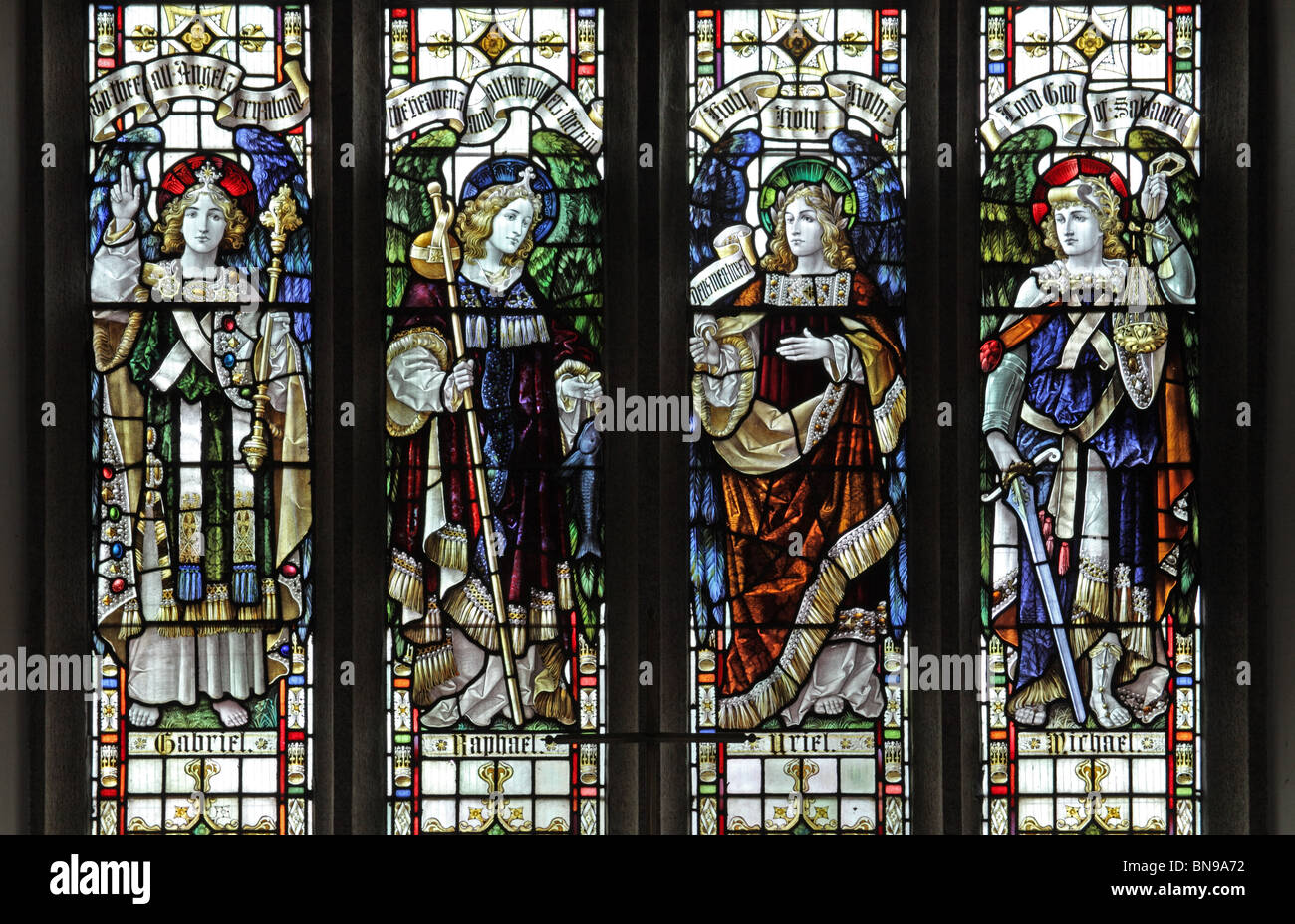 Vetrata di Percy Bacon & Brothers raffigurante gli Arcangeli Gabriel, Raffaello, Uriel e Michael (1906), Egloskerry Church. Cornovaglia Foto Stock