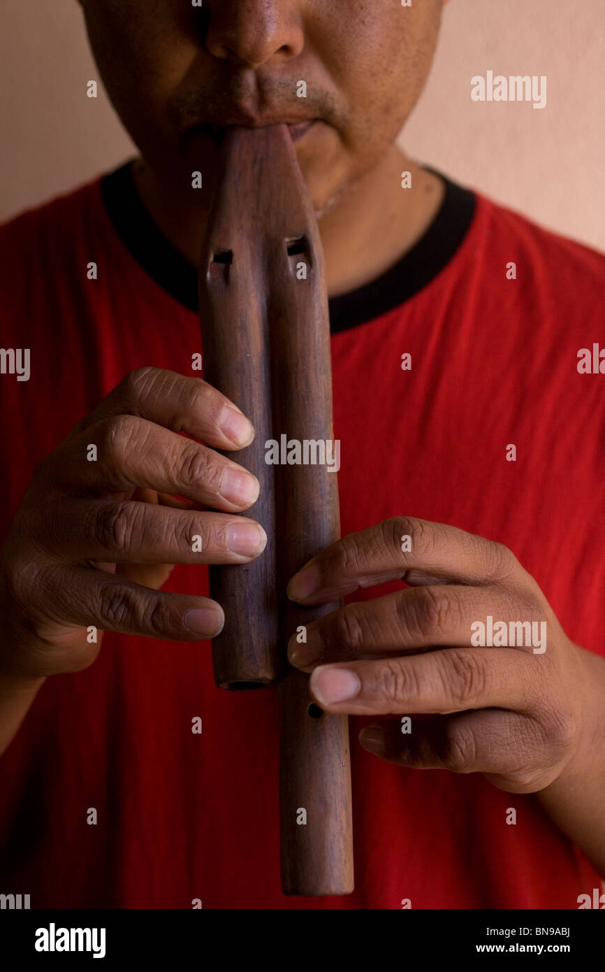 Un musicista svolge un doppio flauto, un Mesoamerican precolombiana di strumento musicale, minerali de Pozos, Nuevo Leon, Messico Foto Stock