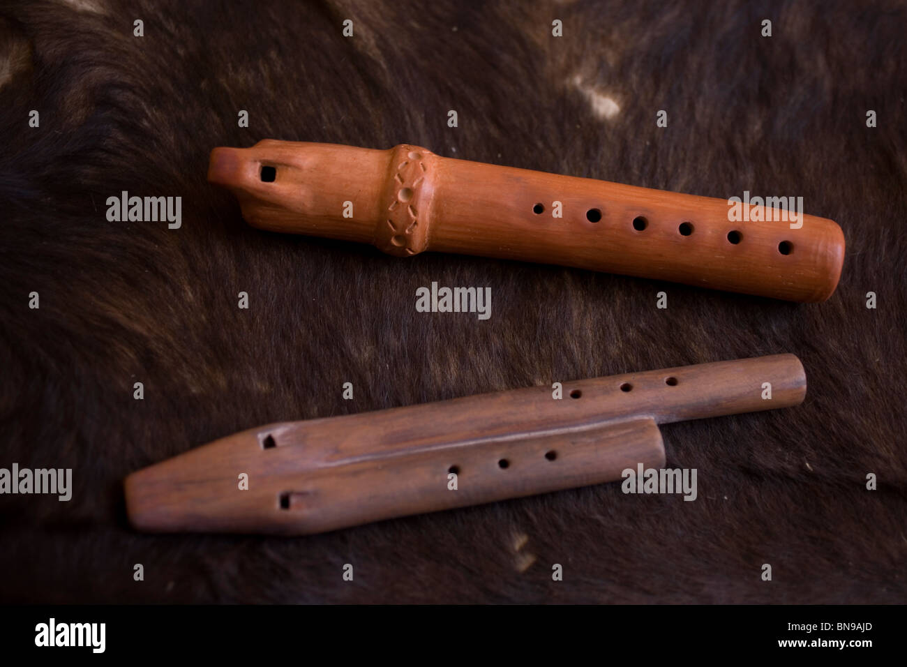 Un flauto Maya, e un doppio flauto, due Mesoamerican precolombiana di strumenti musicali, minerali de Pozos, Nuevo Leon Stato, Mex Foto Stock