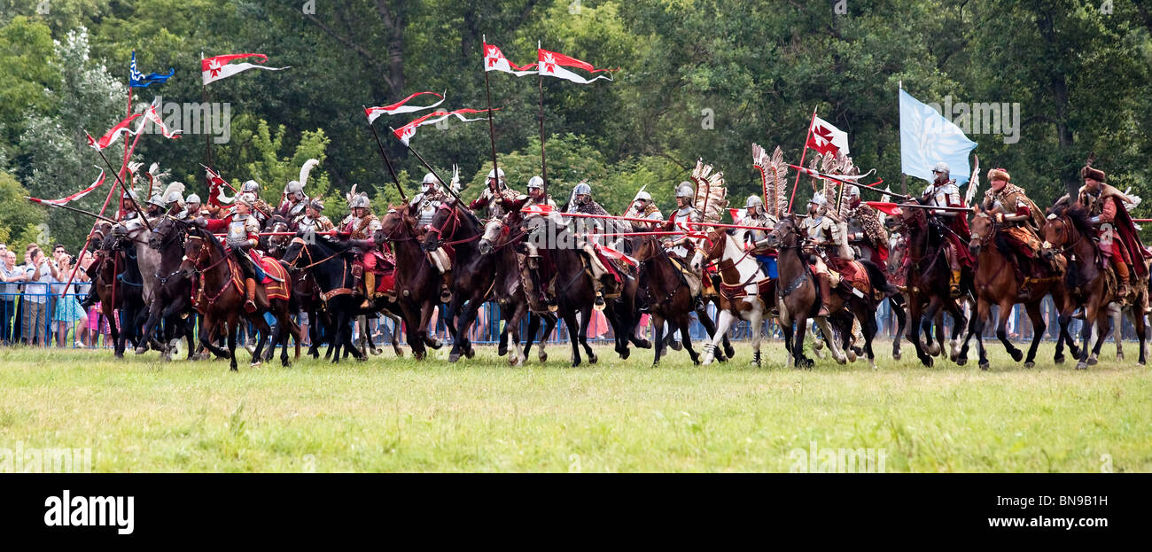 Ussaro polacco di cavalleria carica dei cavalieri nella battaglia di Klushino - 400 anni il festival di Varsavia (Polonia), 3-4 luglio 2010. Foto Stock