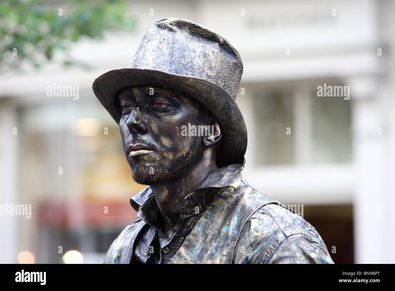 Dipinto di uomo street entertainer in Covent Garden Piazza, Londra, WC2. Foto Stock