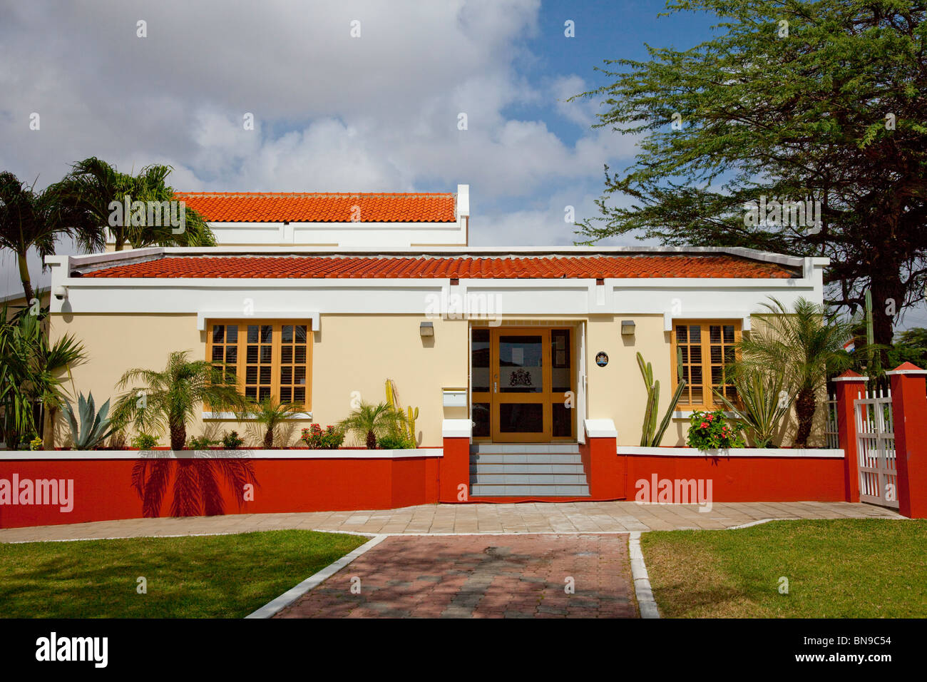 L'edificio che ospita il Gabinetto camera annessa al palazzo del parlamento di Oranjestad, Aruba, Antille olandesi. Foto Stock