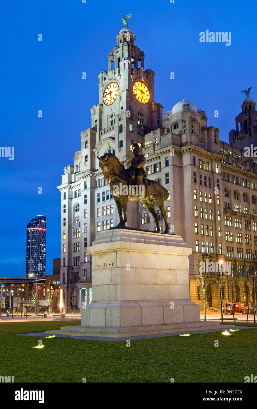 Il re Edoardo VII monumento & Liver Building di notte, Pier Head, Liverpool, Merseyside England, Regno Unito Foto Stock