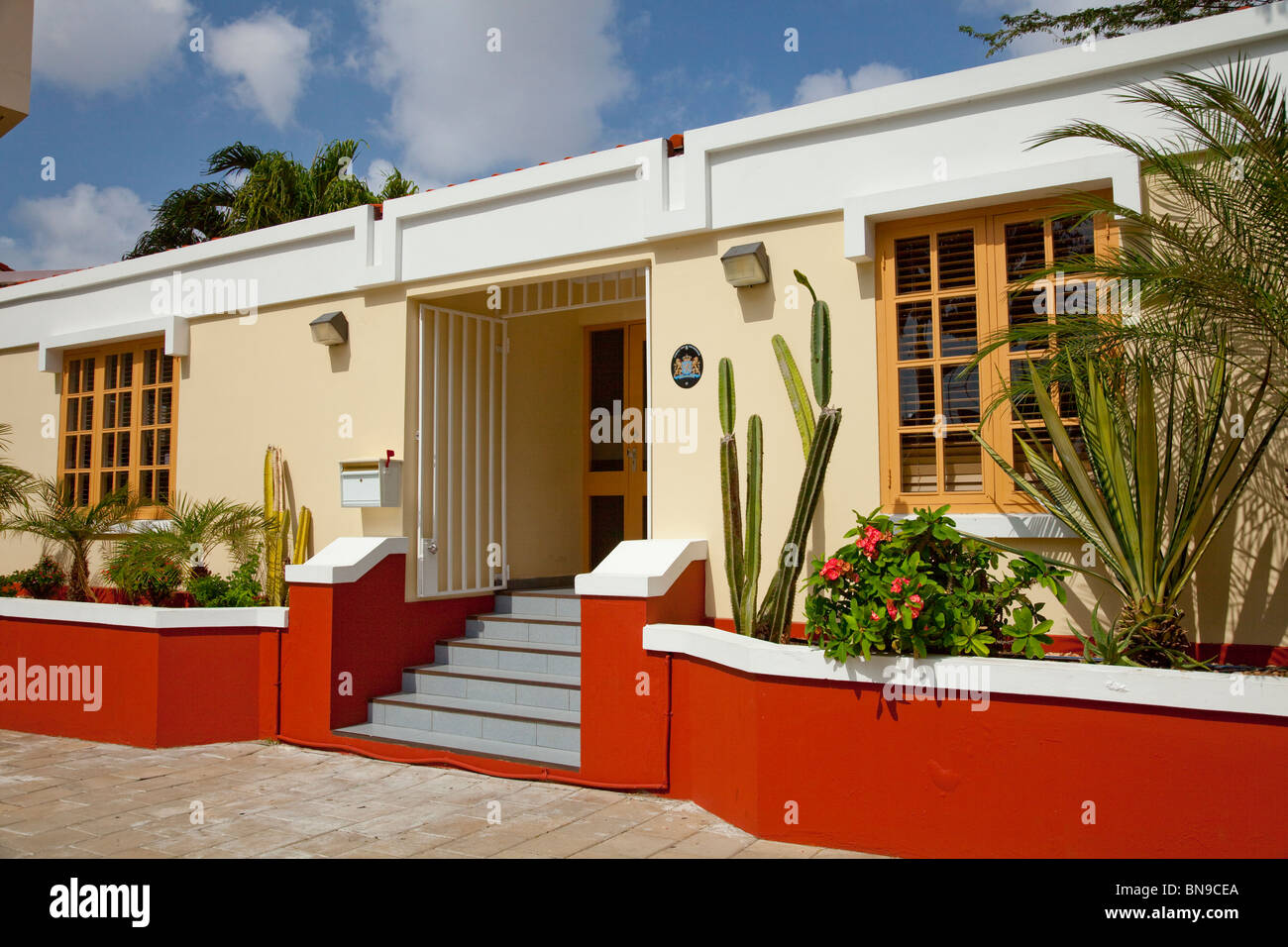 L'edificio che ospita il Gabinetto camera annessa al palazzo del parlamento di Oranjestad, Aruba, Antille olandesi. Foto Stock