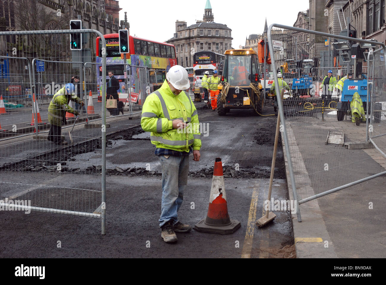 Il tram lavori in corso in Princes Street, Edimburgo, Scozia. Foto Stock