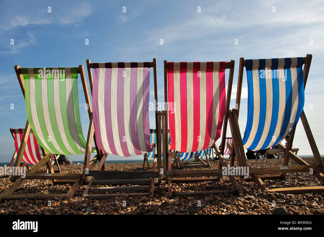 Stagliano sedie a sdraio sulla spiaggia, Brighton East Sussex, England, Regno Unito Foto Stock