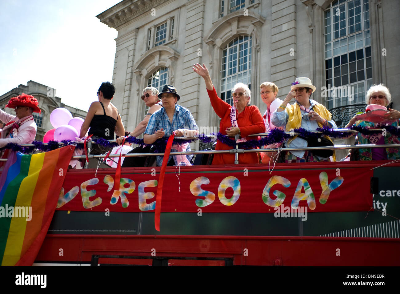Anziani partecipanti su di un autobus aperto sul tetto godendo la London Pride celebrazioni. Foto Stock