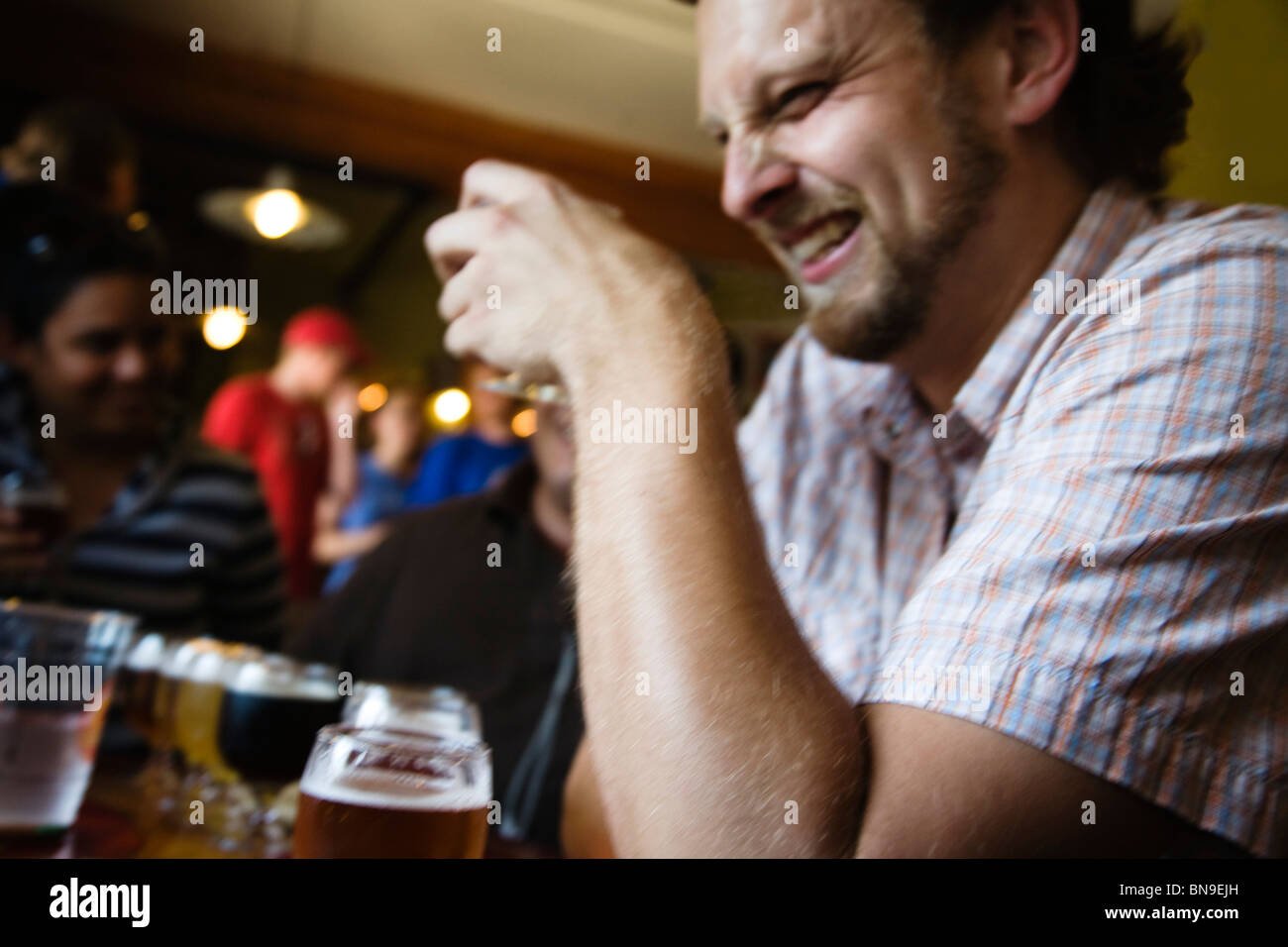 Uomo caucasico bere in bar Foto Stock