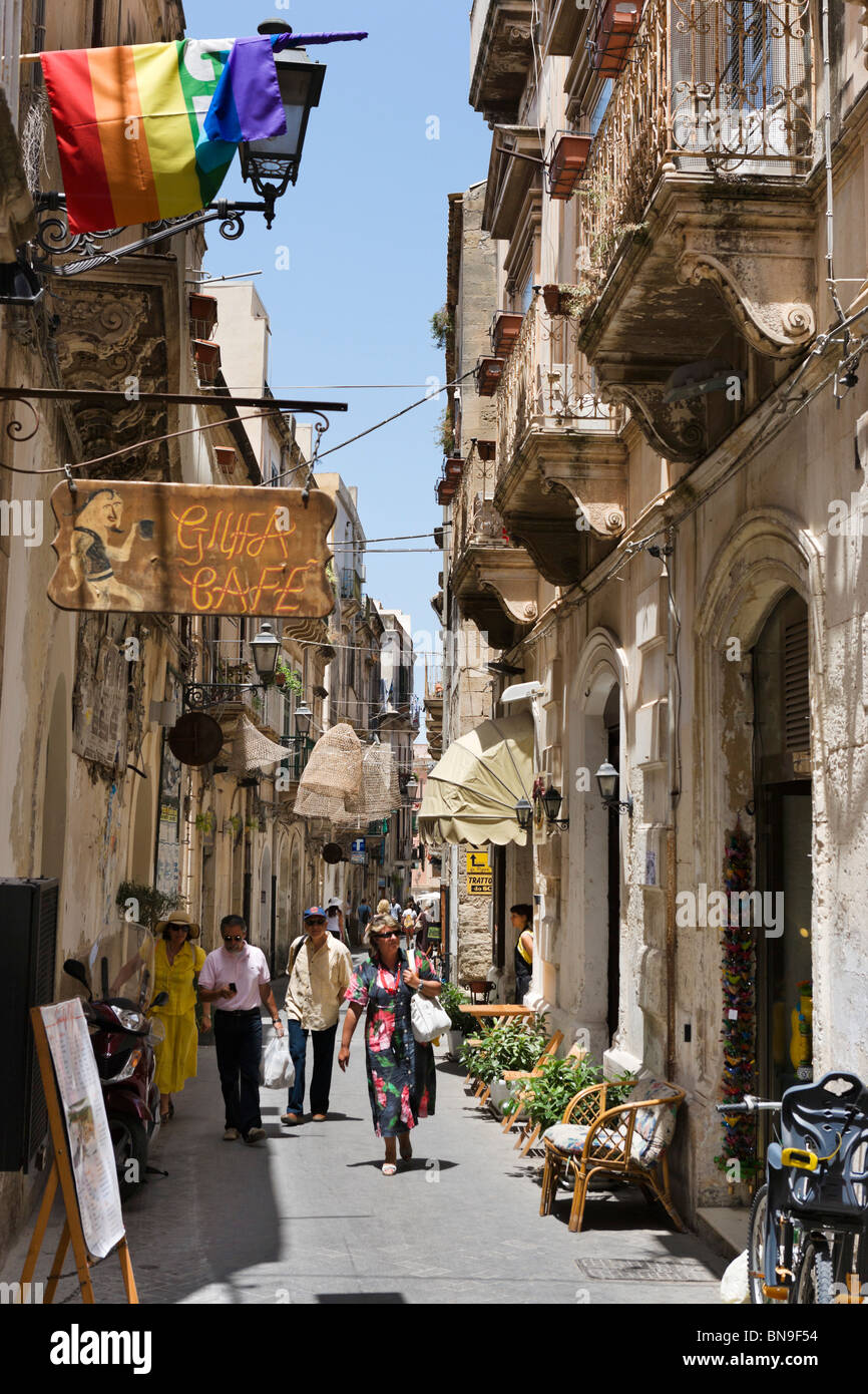 Tipica strada nella città vecchia, Ortigia, Siracusa (Siracusa), Sicilia, Italia Foto Stock