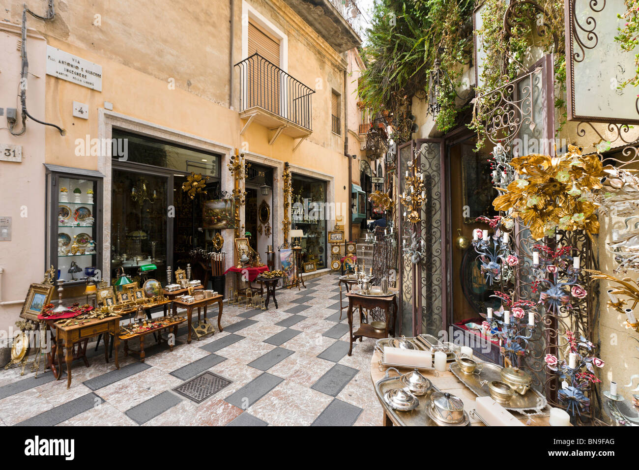 Negozi di antiquariato fuori corso Umberto nella città vecchia, Taormina, costa Sud Orientale, Sicilia, Italia Foto Stock