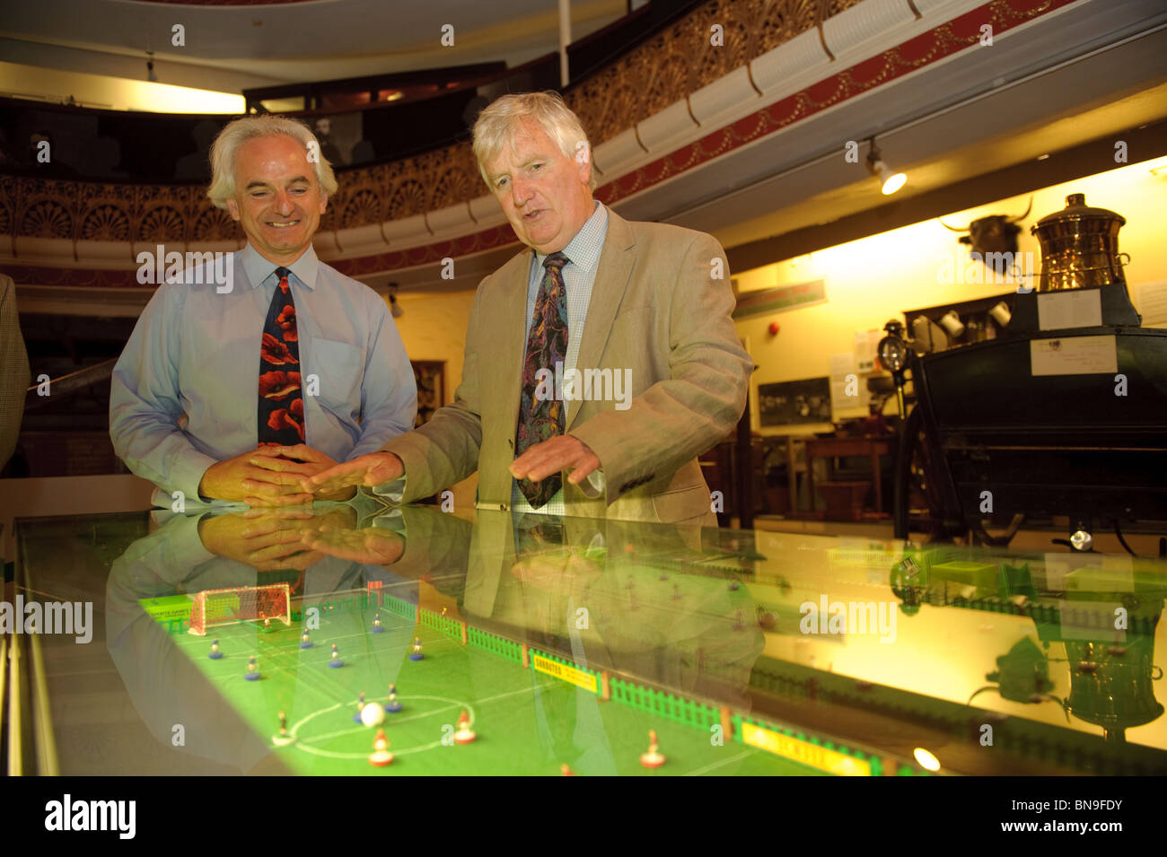 Assemblea del Galles il patrimonio del Governo Ministro FFRED Alun Jones visitando Ceredigion Museum, Aberystwyth, 10 giugno 2010. Regno Unito Foto Stock